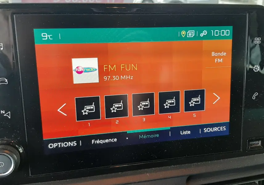 Écran tactile central du tableau de bord du Citroën Berlingo M BlueHDi 130 Shine de 2019, affichant la radio FM.