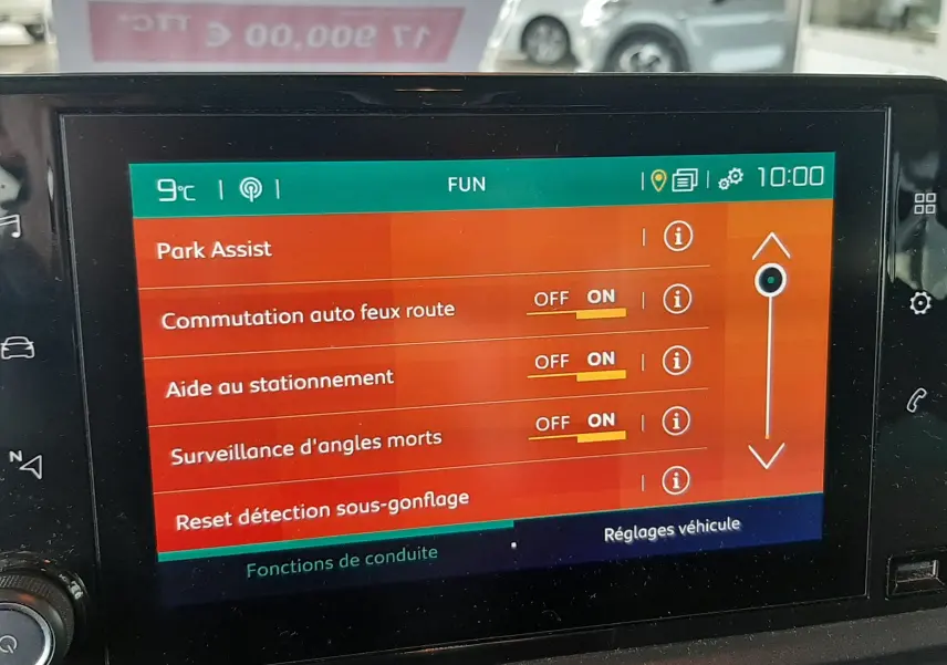 Écran tactile intérieur du Citroën Berlingo 2019 affichant les réglages d’aides à la conduite en mode FUN.