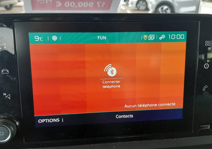 Écran tactile central du Citroën Berlingo vert 2019 affichant la connexion Bluetooth au téléphone, vue intérieure frontale.
