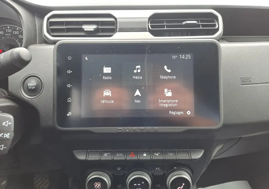 Vue rapprochée de l’écran tactile central et des commandes du tableau de bord gris noir du Dacia Duster 2024.