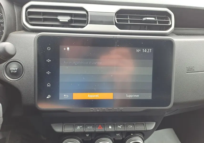 Vue rapprochée de l’écran tactile central et tableau de bord noir du Dacia Duster 2024 gris urbain.