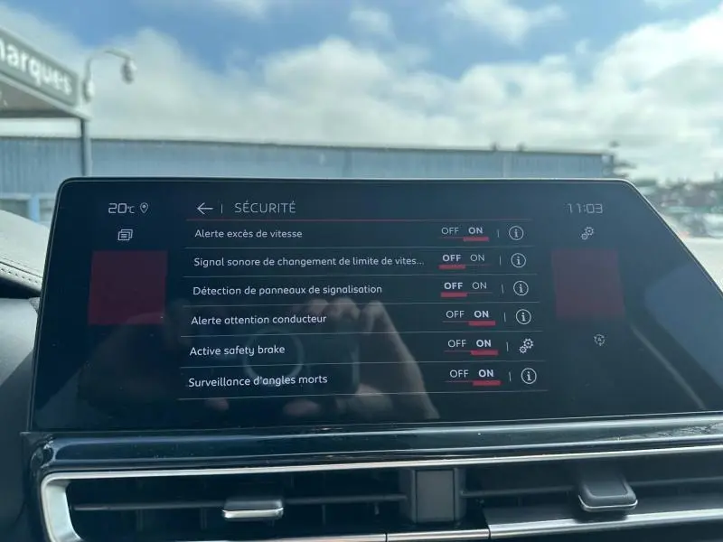 Écran tactile intérieur du Citroën C5 Aircross 2025 affichant les réglages de sécurité avec tableau de bord noir.