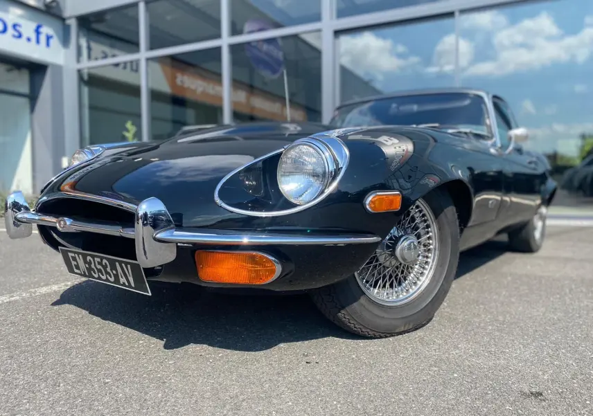 Jaguar S-Type Type E Coupé noir vue 3/4 avant mettant en valeur ses phares ronds et ses jantes à rayons chromées.