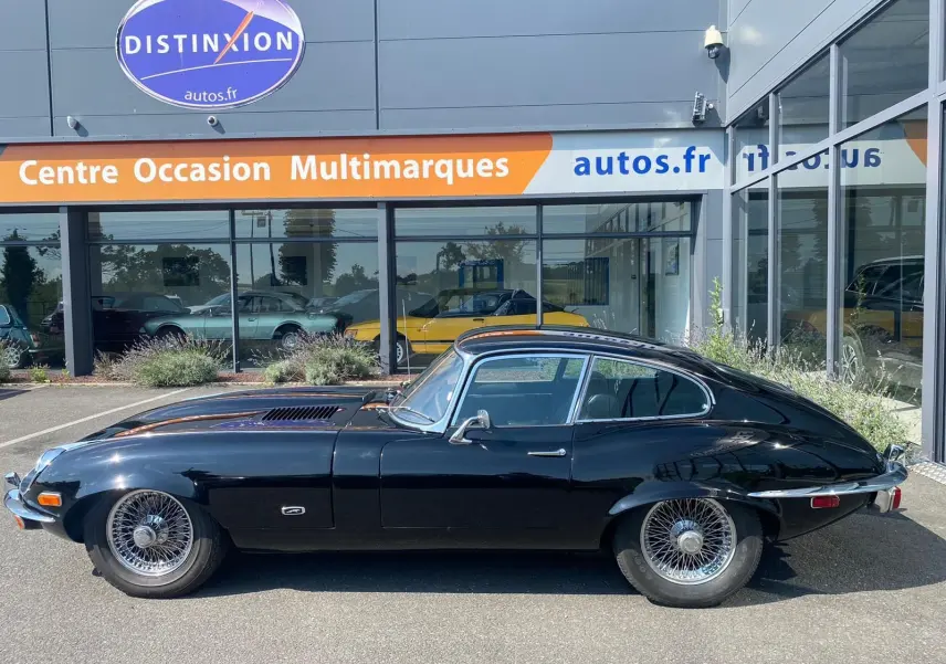 Jaguar S-Type Type E Coupé 4.2 Série 2 noir vue de profil côté gauche, jantes à rayons et carrosserie brillante.