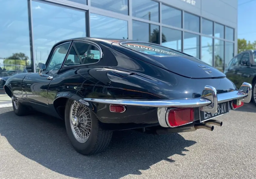 Jaguar S-Type Type E Coupé 4.2 noir vue 3/4 arrière droit, avec jantes à rayons et pare-chocs chromés brillants.