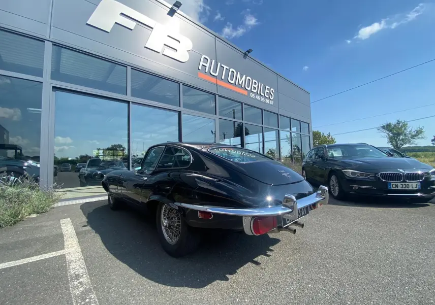 Jaguar S-Type Type E Coupé 4.2 Série 2 noir vu en 3/4 arrière droit, avec ses jantes à rayons classiques et son pare-chocs chromé.