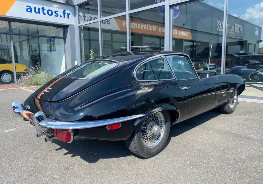 Jaguar S-Type Type E Coupé 4.2 noir 1970 vue 3/4 arrière droit avec jantes à rayons et pare-chocs chromés.