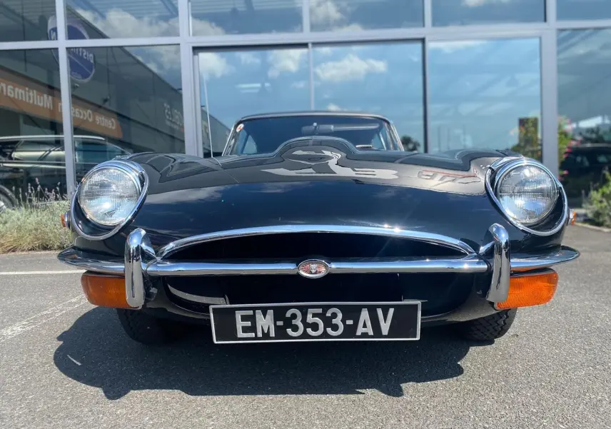 Vue frontale d'une Jaguar S-Type Type E Coupé 4.2 Série 2 noire de 1970 avec phares ronds et calandre chromée.