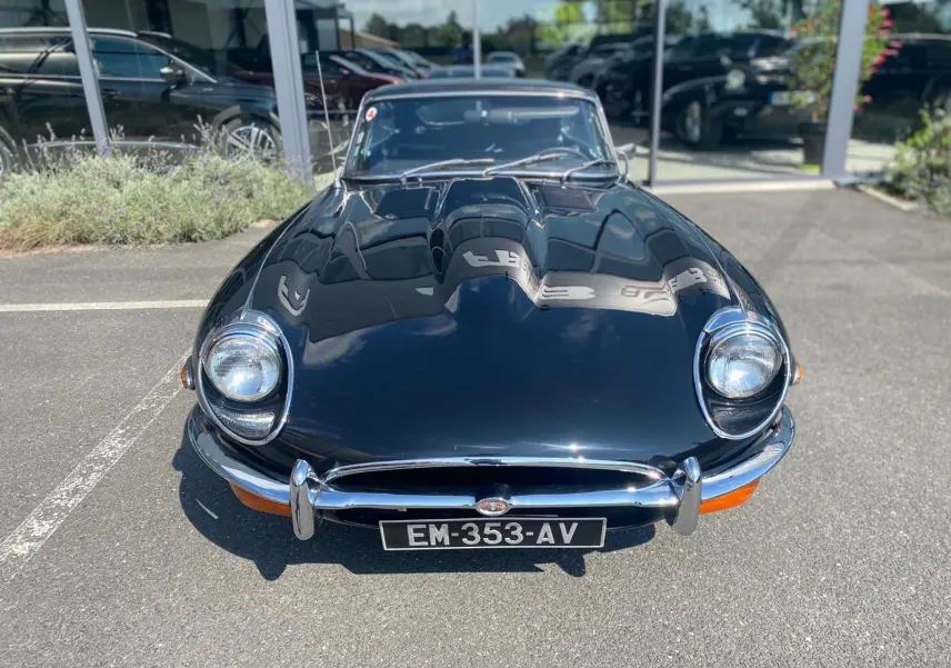 Vue frontale d'une Jaguar S-Type Type E Coupé 4.2 noire de 1970 avec phares ronds et calandre chromée.