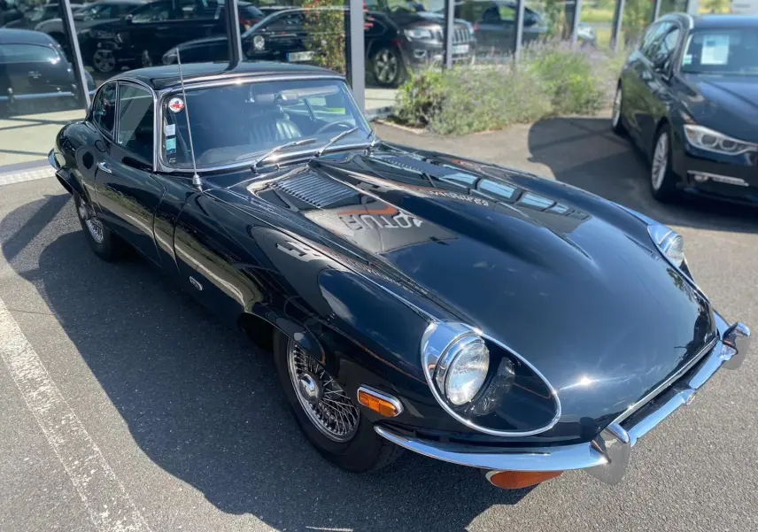 Jaguar S-Type Type E Coupé 4.2 Série 2 noir vue 3/4 avant droit avec jantes à rayons et phares ronds chromés.