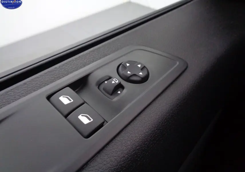 Gros plan sur les commandes de réglage des vitres et des rétroviseurs côté conducteur du Peugeot Expert Long noir perle 2023.