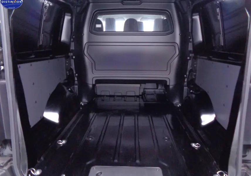 Vue intérieure arrière du Peugeot Expert Long noir perle métal, montrant la cabine approfondie et l'espace de chargement vide.