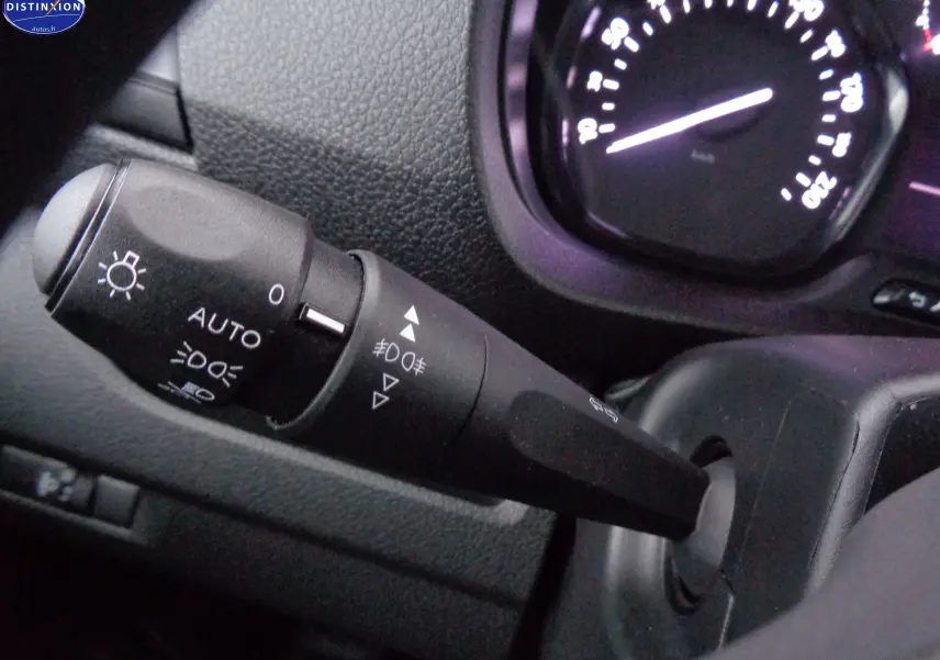 Gros plan sur la manette des feux du tableau de bord d'un Peugeot Expert Long noir perle métal 2023.