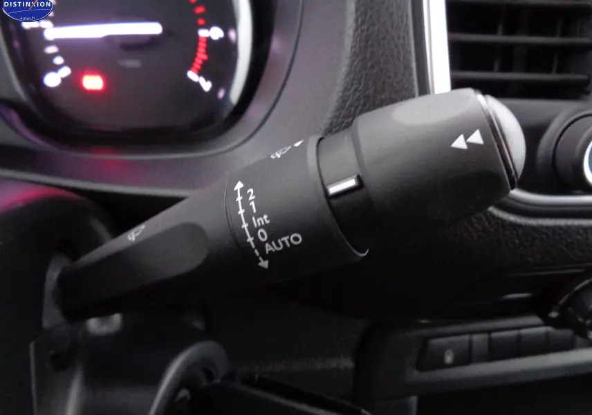 Gros plan sur la commande d’essuie-glace du Peugeot Expert Long noir perle métal, avec tableau de bord en arrière-plan.