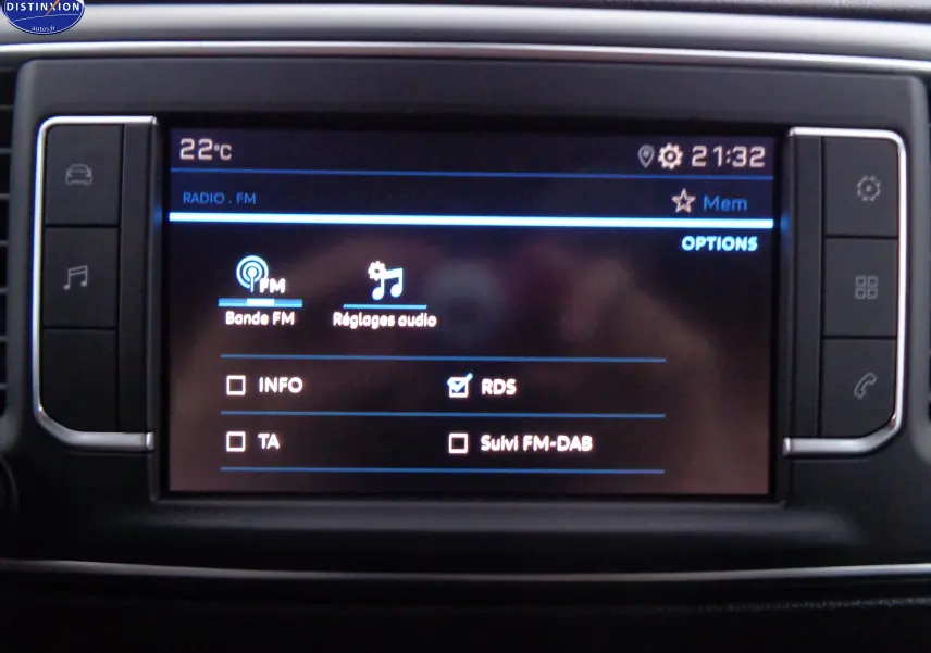 Écran central tactile du Peugeot Expert Long noir perle métal, affichant les réglages audio FM à 21h32.