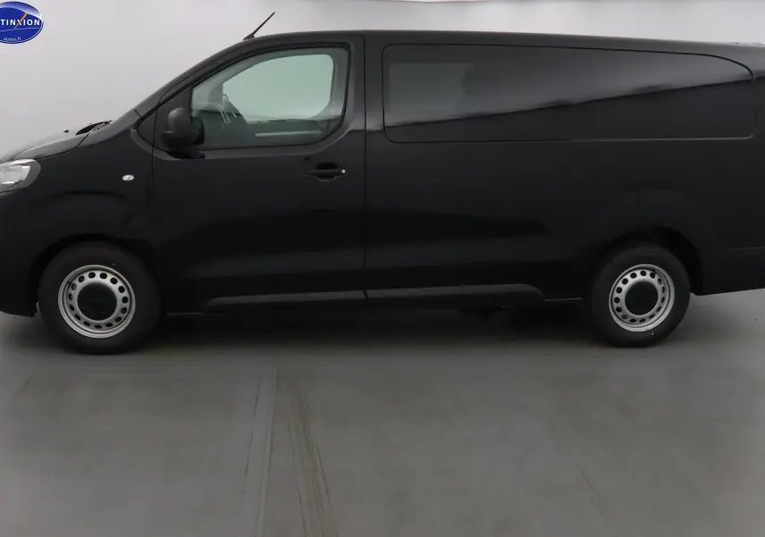 Vue latérale gauche d'un Peugeot Expert Cabine Approfondie noir perle métal, version longue utilitaire 2023.