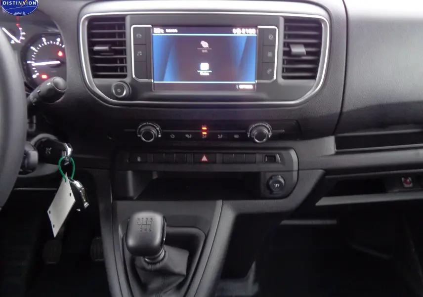 Tableau de bord du Peugeot Expert Long 2023 noir perle, avec écran tactile et levier de vitesses manuel visible.