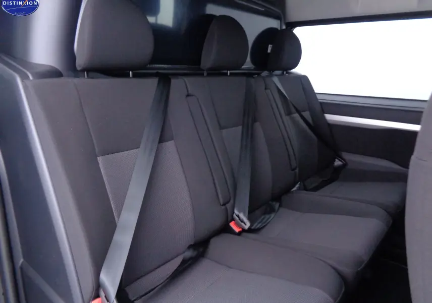 Vue intérieure sur la banquette arrière noire en tissu gris foncé du Peugeot Expert Cabine Approfondie 2023.