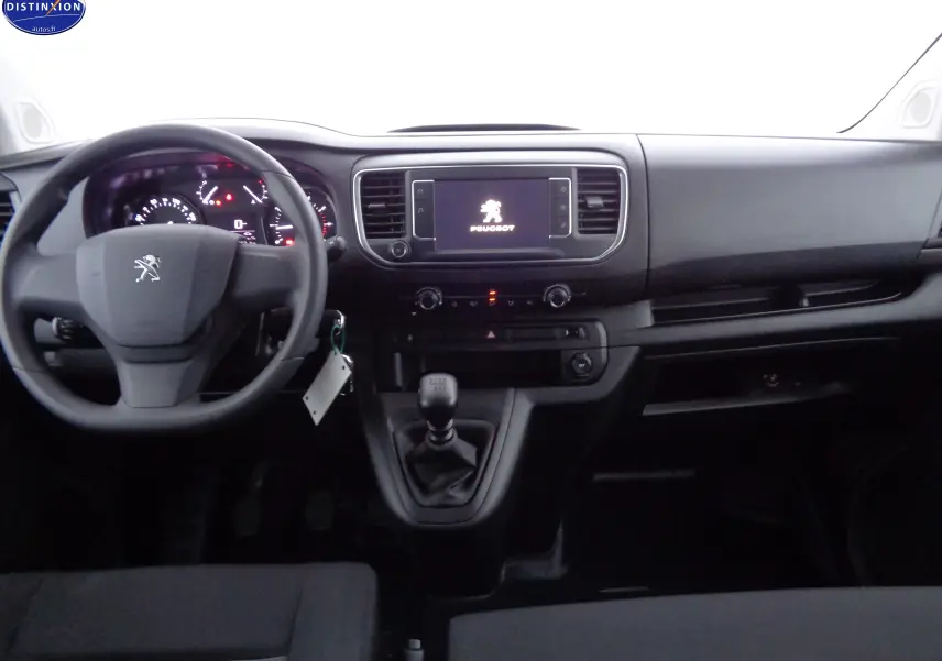 Vue intérieure frontale du Peugeot Expert Cabine Approfondie 2023, tableau de bord noir avec écran central et boîte manuelle.