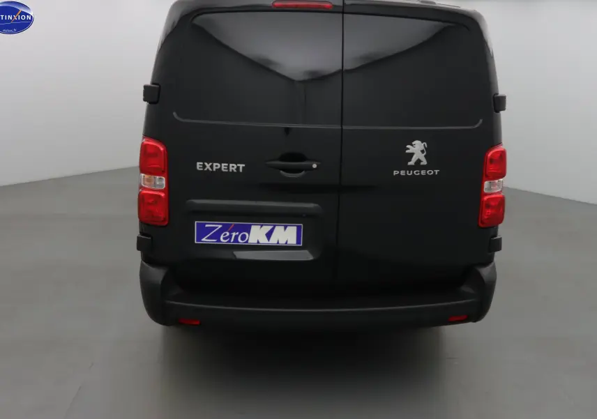 Vue arrière d'un Peugeot Expert Cabine Approfondie noir perle métal avec logo et plaque Zero KM visible.