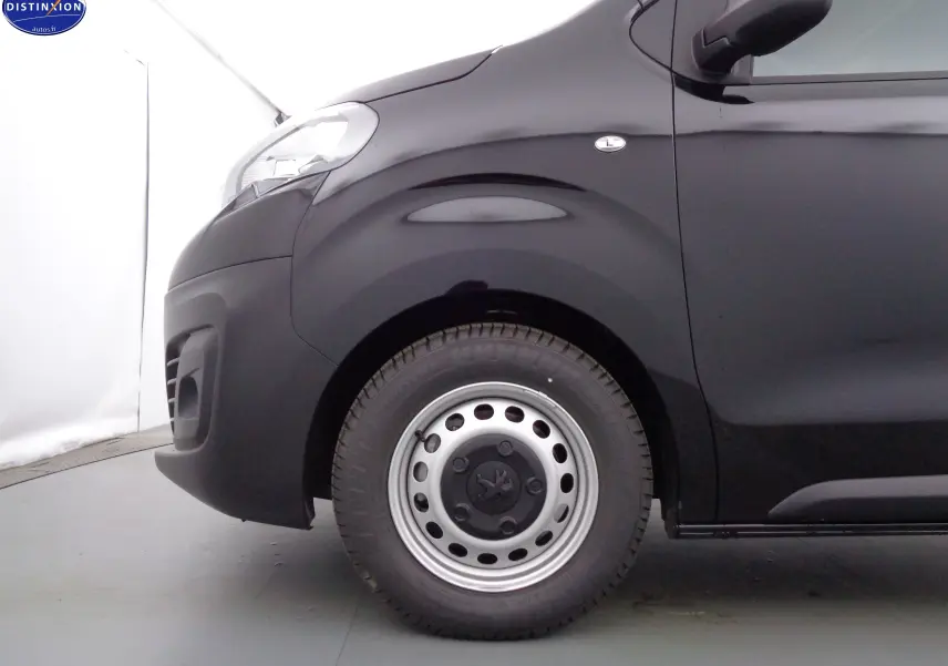 Vue latérale avant droite du Peugeot Expert Cabine Approfondie noir perle métal, mettant en valeur la roue acier et le rétroviseur.