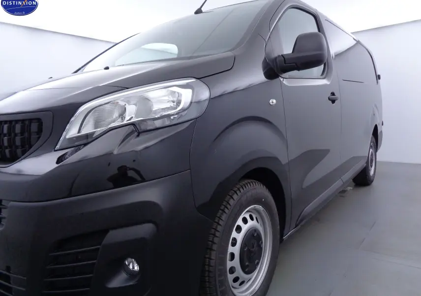 Vue 3/4 avant droit du Peugeot Expert Long noir perle métal, mettant en valeur son design robuste et ses phares modernes.