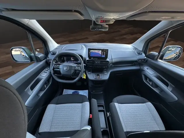 Vue intérieure avant du Citroën Berlingo N1 BlueHDi 130 2025 noir, tableau de bord avec écran tactile et volant multifonction.