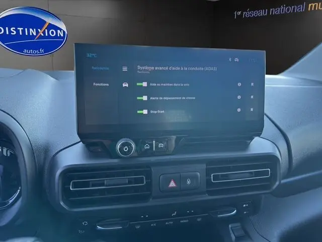Vue rapprochée du tableau de bord du Citroën Berlingo N1 BlueHDi 130 2025, écran tactile affichant l'aide à la conduite.