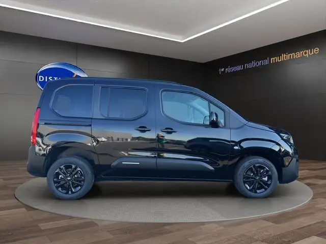 Profil latéral droit d'un Citroën Berlingo noir 2025 avec jantes noires brillantes et carrosserie lisse.