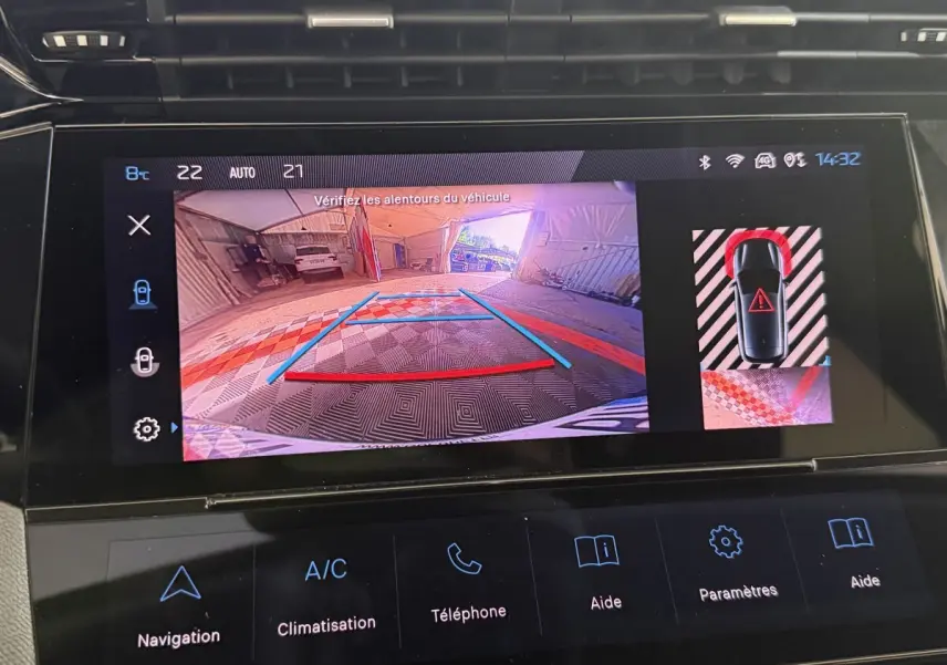 Écran tactile intérieur montrant la caméra de recul et l’aide au stationnement du Peugeot 308 bleu, vue arrière.