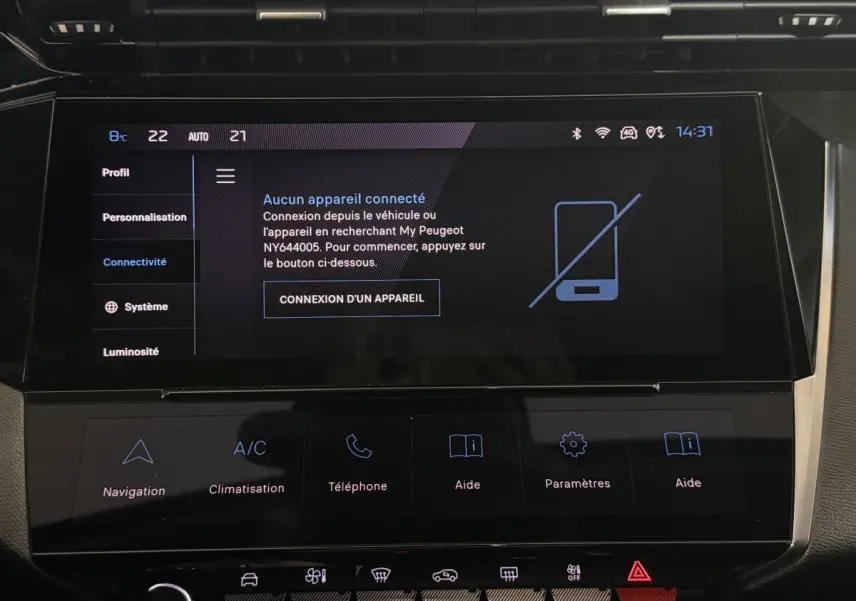 Écran tactile central du tableau de bord de la Peugeot 308 PureTech 130 bleu, affichant le menu connectivité.