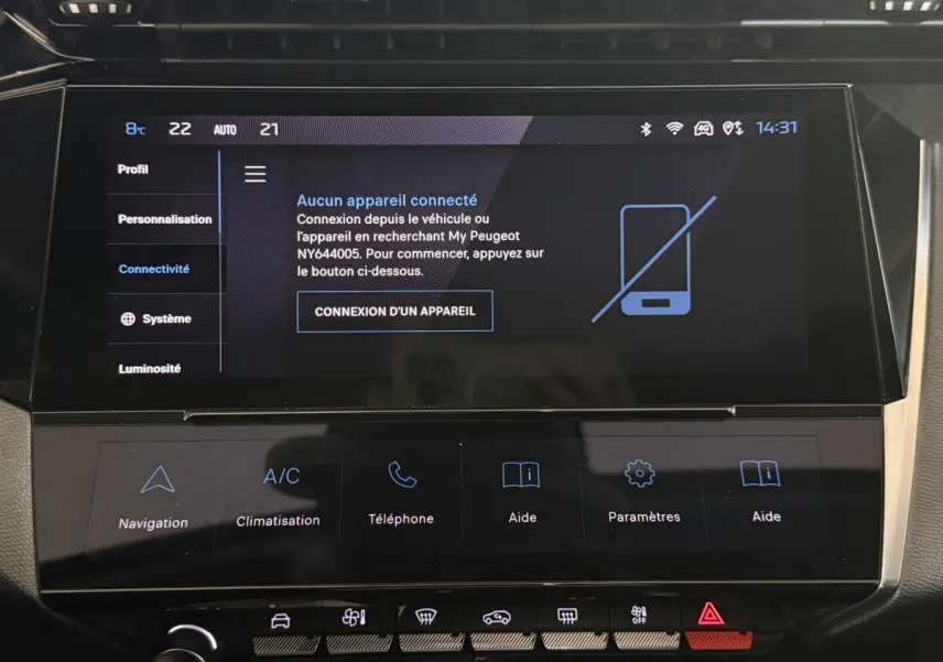 Écran tactile central du tableau de bord de la Peugeot 308 2023, affichant le menu de connectivité.