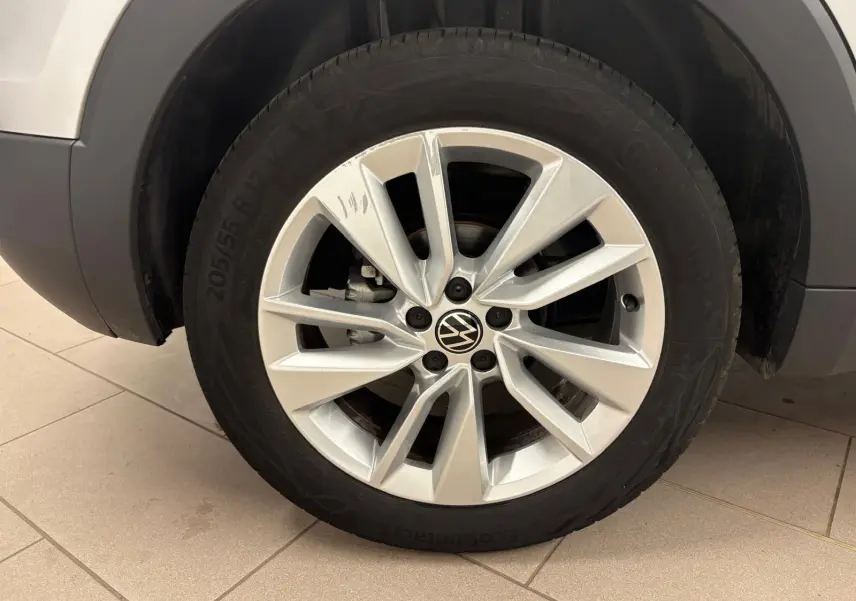 Gros plan sur la jante alliage 17 pouces Bangalore argentée du Volkswagen T-Cross 2024 couleur Reflet d'Argent.
