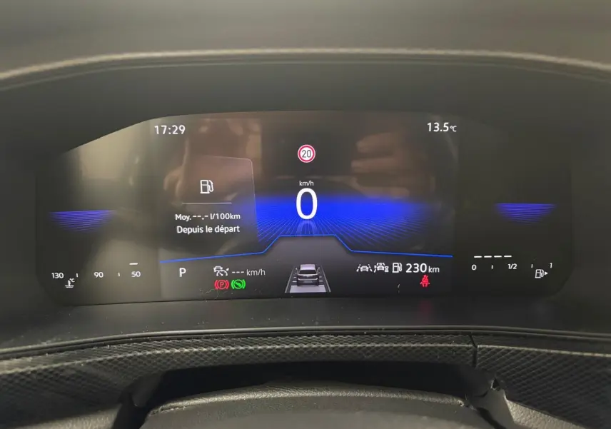 Combiné d'instruments digital 8 pouces du Volkswagen T-Cross 2024 affichant vitesse et aides à la conduite.