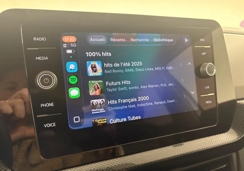 Écran tactile central du Volkswagen T-Cross 2024 affichant l'interface App-Connect avec commandes multimédia.