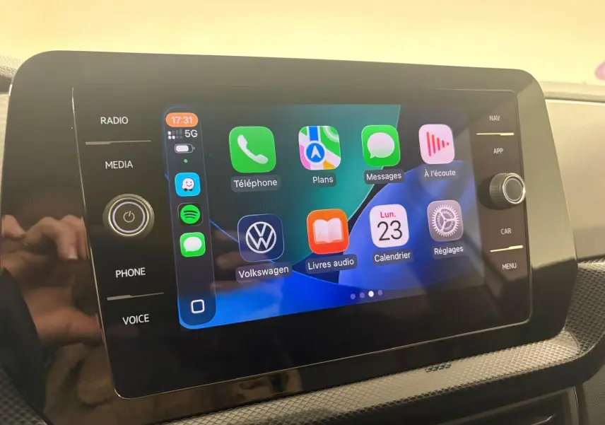 Écran tactile central affichant App-Connect sans fil dans l'habitacle du Volkswagen T-Cross 2024.