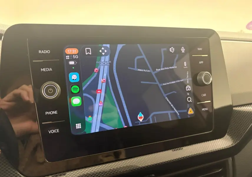 Écran tactile central du Volkswagen T-Cross 2024 affichant une carte de navigation avec interface App-Connect.