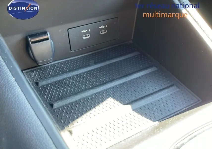 Gros plan sur la console centrale noire du Renault Symbioz 2025, avec ports USB-C et surface antidérapante.