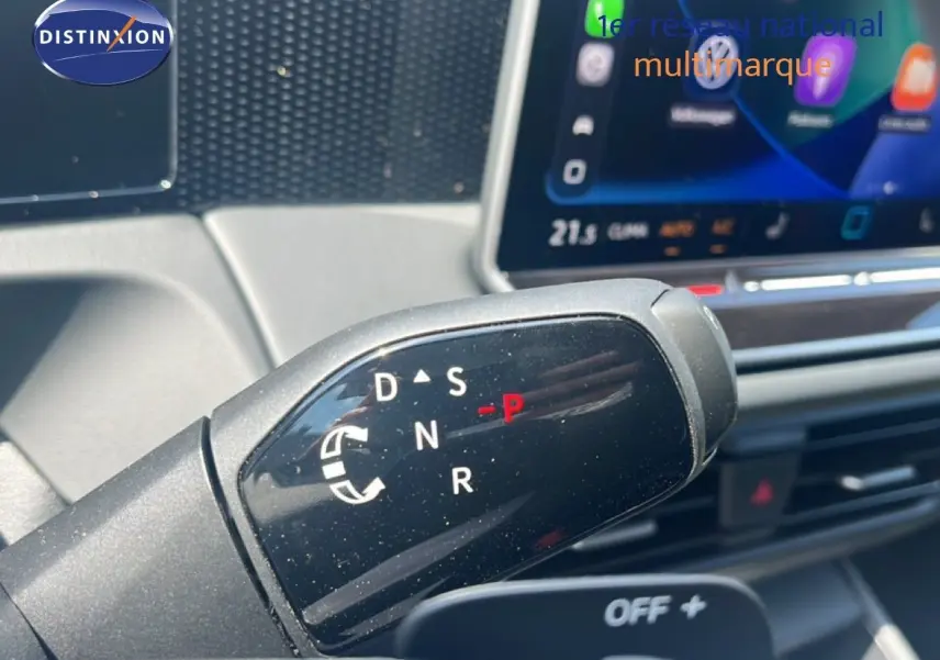 Le levier de boîte automatique du Volkswagen Tiguan 2026 en gros plan, avec écran tactile en arrière-plan.