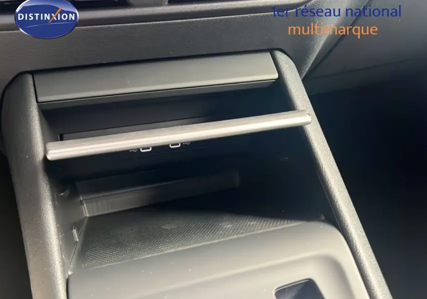 Gros plan sur la console centrale intérieure du Volkswagen Tiguan 2026, finition noire avec ports USB visibles.
