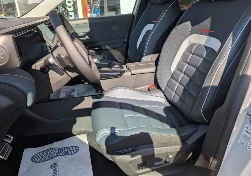 Vue intérieure côté conducteur du Citroën C5 Aircross 2026 avec siège avant bicolore gris et noir, volant multifonctions.