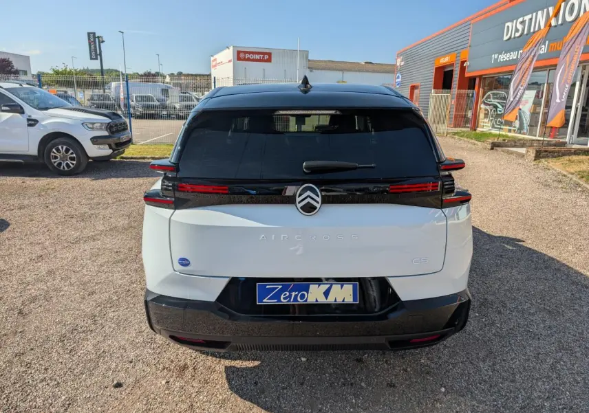 Vue arrière d'un Citroën C5 Aircross blanc avec toit noir Perla Nera et feux arrière LED distinctifs.