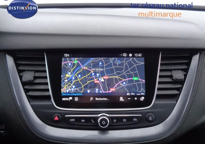Écran tactile central avec navigation GPS dans l'habitacle d'un Opel Grandland X blanc nacré 2021.