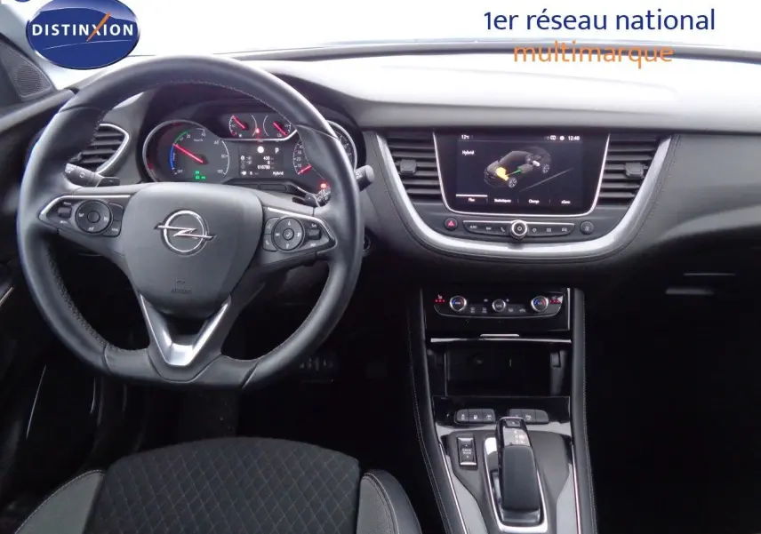 Intérieur de l'Opel Grandland X hybride 2021, vue sur le tableau de bord et le volant cuir noir avec écran central tactile.