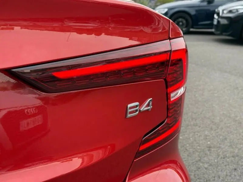 Gros plan sur le feu arrière droit rouge d'une Volvo S60 Rouge Fusion Métallisé avec l'insigne B4 visible.