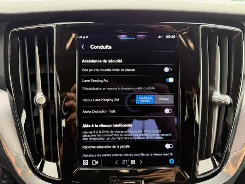 Écran tactile central du tableau de bord de la Volvo S60 2024 affichant les options d'assistance à la conduite.