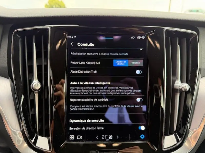 Vue rapprochée de l'écran tactile central du Volvo S60 2024 affichant les réglages d'aide à la conduite.