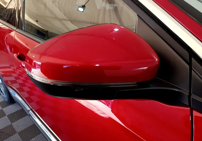Rétroviseur droit rouge brillant du Peugeot 3008 1.6 Hybrid 225, vue rapprochée côté conducteur.