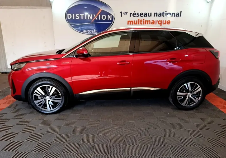 Vue de profil côté gauche d’un Peugeot 3008 hybride rechargeable rouge avec jantes alliage et toit noir.