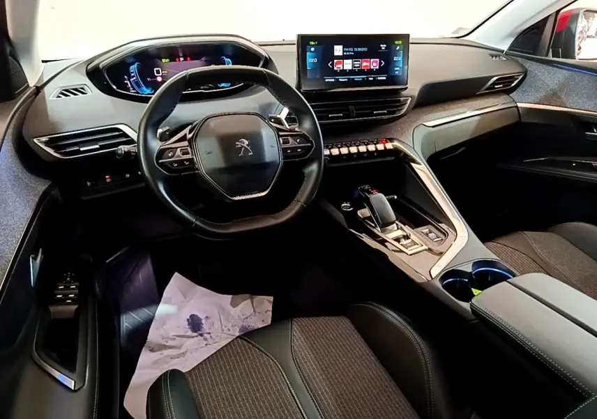 Intérieur du Peugeot 3008 hybride rechargeable 2021 vu de face, volant cuir, écran tactile central et tableau de bord numérique.